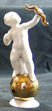 4585 putti with bow on gold ball