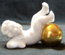 5109-cherubs-putti-feet-crossed-gold-ball
