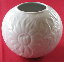 5586/1 Round raised relief vase