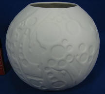 7844/2 White Globe op art vase