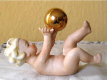 #8885 Putti with gold ball
