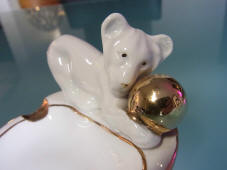 ashtrays-lioncub-with-gold-ball-closeup