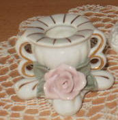 Single candle holder with rose