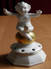 4023 Putti atop a gold ball flower frog