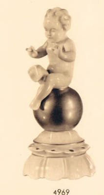 4969 Putti on gold ball flower frog